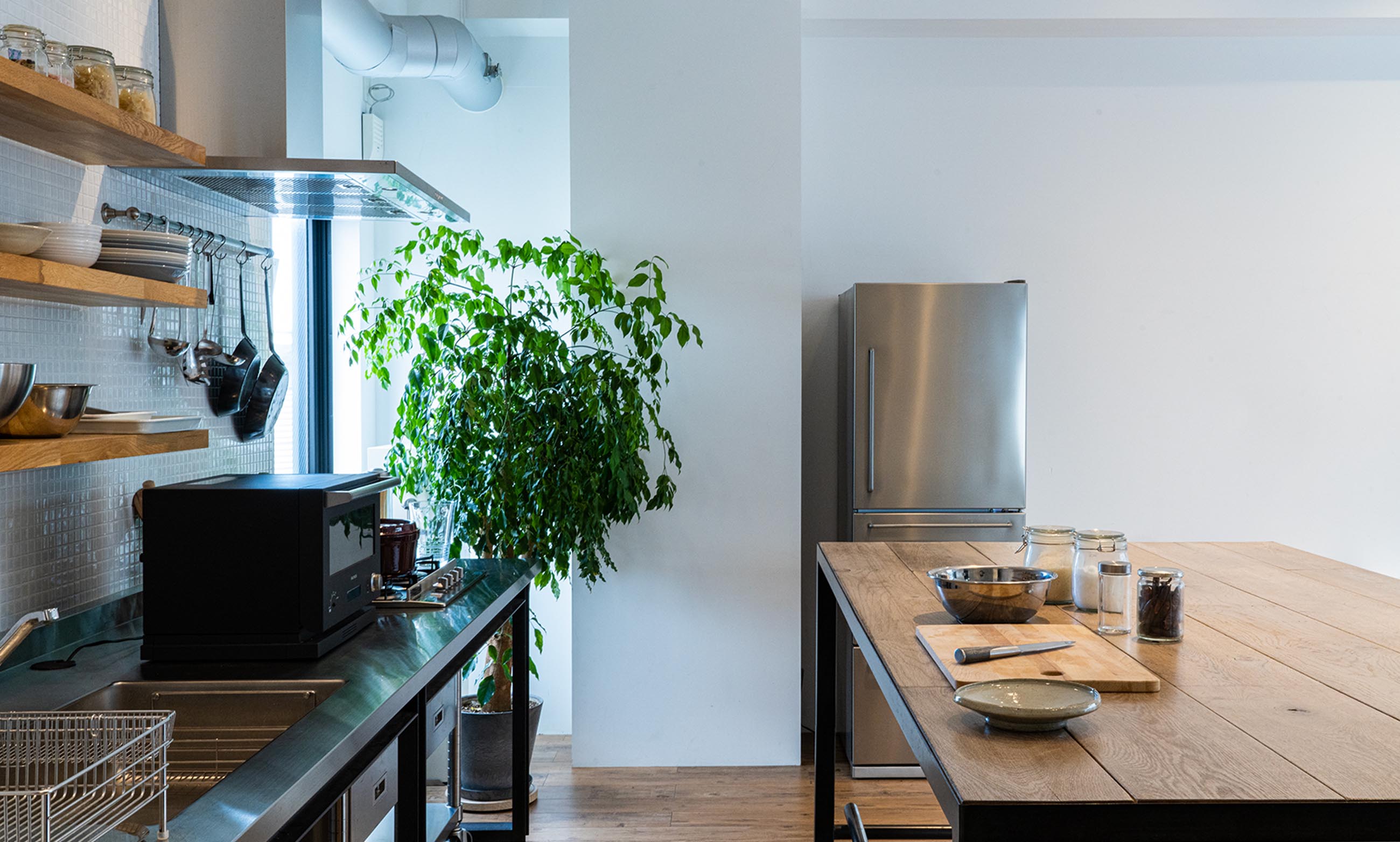 飾り棚のあるステンレスキッチン