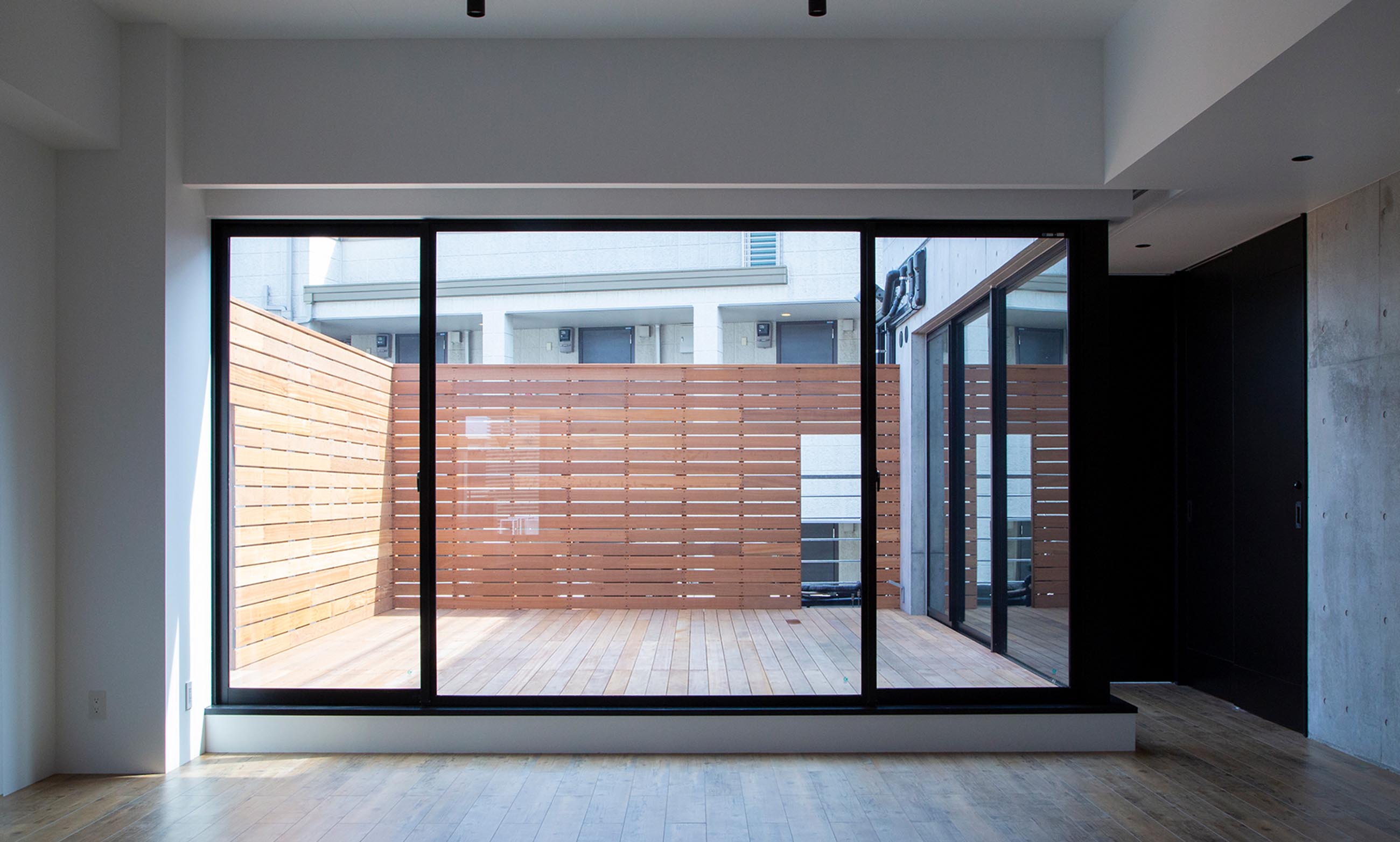 自然光の入るウッドデッキバルコニー