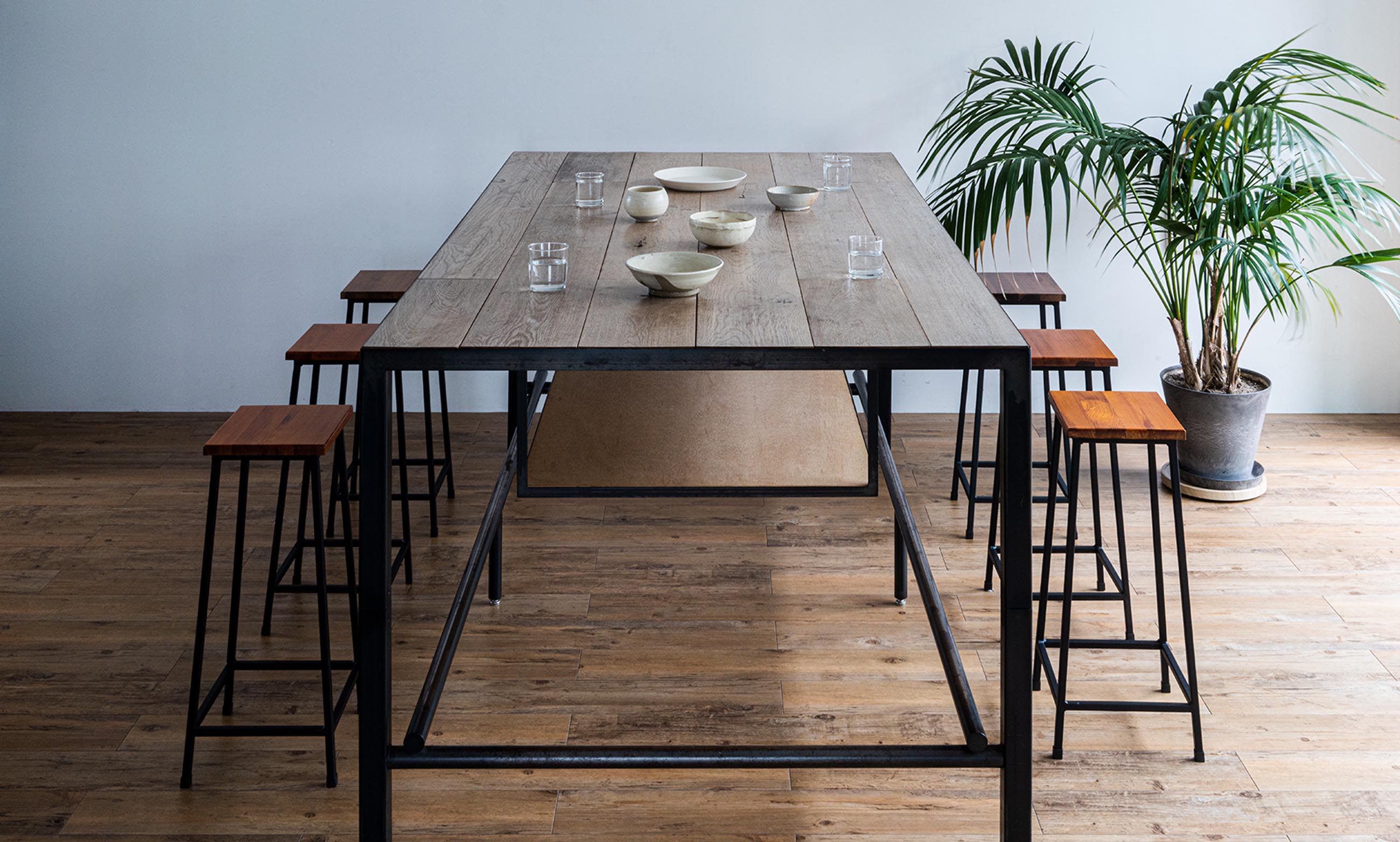 シンプルなデザインの大きいダイニングテーブル