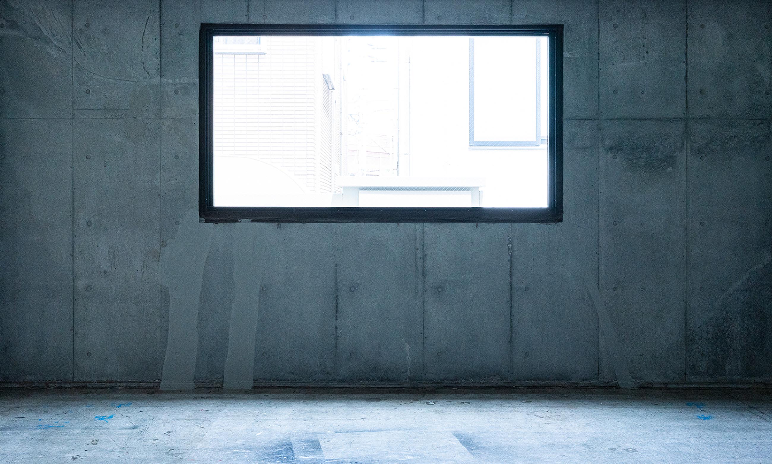 まるで工場・倉庫のように、退廃的で無骨な雰囲気