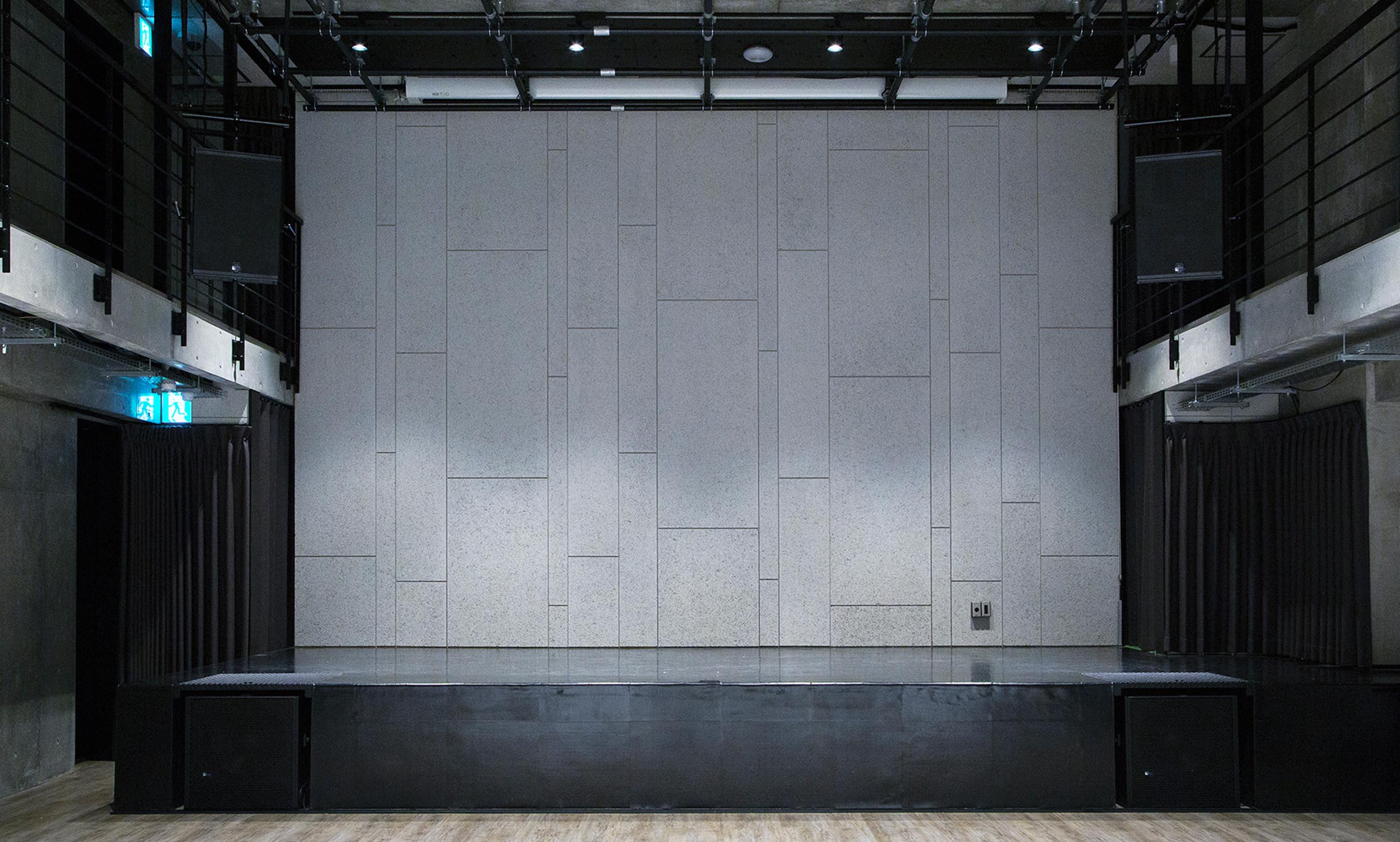 ステージがあるライブハウス仕様の空間