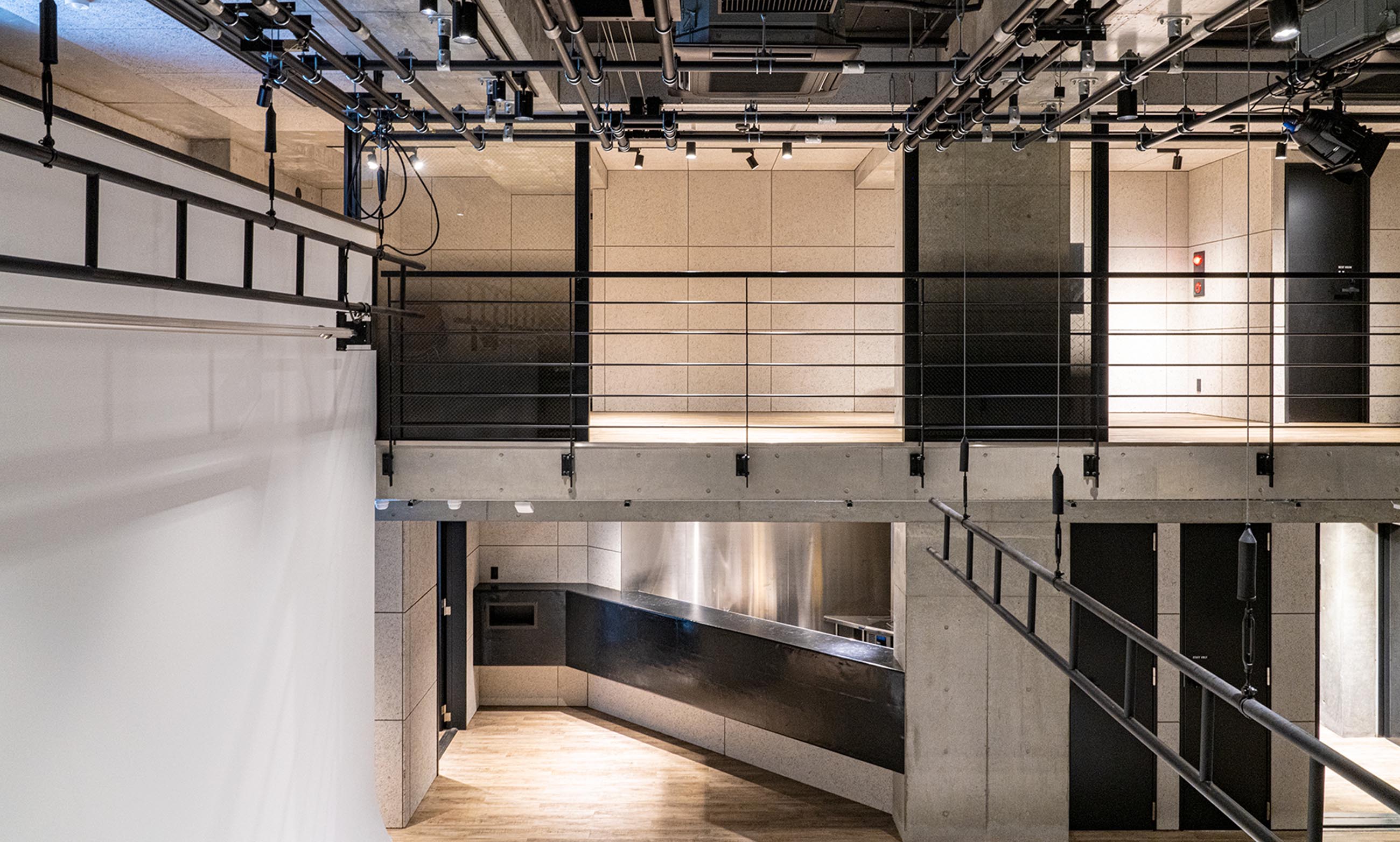 吹き抜けの高い天井と空中回路